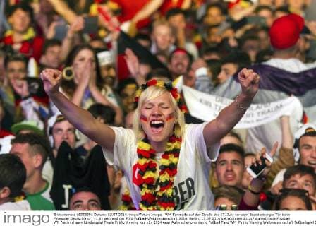 WM-Fanmeile auf der Straße des 17. Juni vor dem Brandenburger Tor beim Finalspiel Deutschland (1:0) während der FIFA Fußball-Weltmeisterschaft 2014. Berlin, 13.07.2014 xM.xGolejewskix xFuturexImage