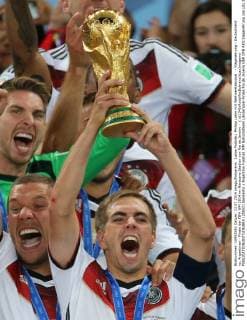 Lukas Podolski, Philipp Lahm mit Weltmeisterpokal - Siegerehrung - Deutschland vs. Argentinien - Finale der FIFA WM 2014 im Maracana Stadion von Rio de Janeiro - ( x(134)xRodolfoxBuhrerx xLaxImagemx  (25552) Alemanha x Argentina