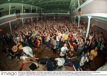 Erfurt 13.07.2014 Stadtgarten - Erfurt public viewing WM im mit 1000 Leuten voll besetzten Stadtgarten Erfurt im Bild: Der Saal steht Kopf nach dem Sieg. Deutschland ist Weltmeister und der Lärm ist kaum auszuhalten.