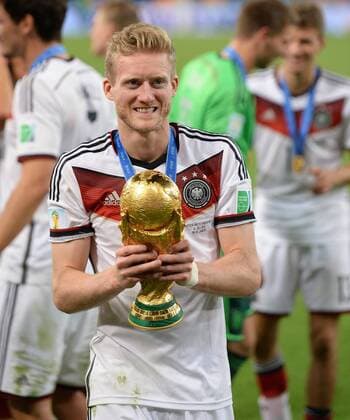 FUSSBALL WM 2014 FINALE Deutschland 13.07.2014 DEUTSCHLAND FEIERT DEN WM TITEL: Andre Schürrle jubelt mit dem WM Pokal