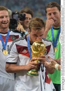 13.07.2014, xbtx, Fussball WM 2014, Finale Deutschland - Argentinien, v.l. Mario Götze (Deutsche Fussball Nationalmannschaft DFB) jubeln jubelt nach Spielende. mit WM Pokal