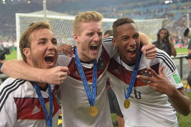 13.07.2014, xbtx, Fussball WM 2014, Finale Deutschland - Argentinien, v.l. Mario Götze (Deutsche Fussball Nationalmannschaft DFB), Andre Schürrle (Deutsche Fussball Nationalmannschaft DFB), Jerome Boateng (Deutsche Fussball Nationalmannschaft DFB) jubeln jubelt nach Spielende.