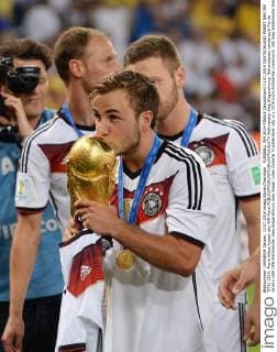 FUSSBALL WM 2014 FINALE Deutschland 13.07.2014 DEUTSCHLAND FEIERT DEN WM TITEL 2014: Mario Götze kuesst den WM Pokal