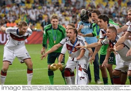 FUSSBALL WM 2014 FINALE Deutschland 13.07.2014 DEUTSCHLAND FEIERT DEN WM TITEL: Per Mertesacker, Torwart Ron-Robert Zieler, Shkodran Mustafi, Mario Götze, Torwart Roman Weidenfeller, Mats Hummels und Bastian Schweinsteiger (v.l.) jubeln mit dem WM Pokal