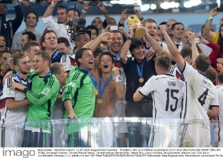FUSSBALL WM 2014 FINALE Deutschland 13.07.2014 DEUTSCHLAND FEIERT DEN WM TITEL: Christoph Kramer, Torwart Manuel Neuer, Torwart Roman Weidenfeller, Mesut Özil, Lukas Podolski, Bundestrainer Joachim Löw, Erik Durm und Benedikt Höwedes (v.l.) jubeln mit dem WM Pokal