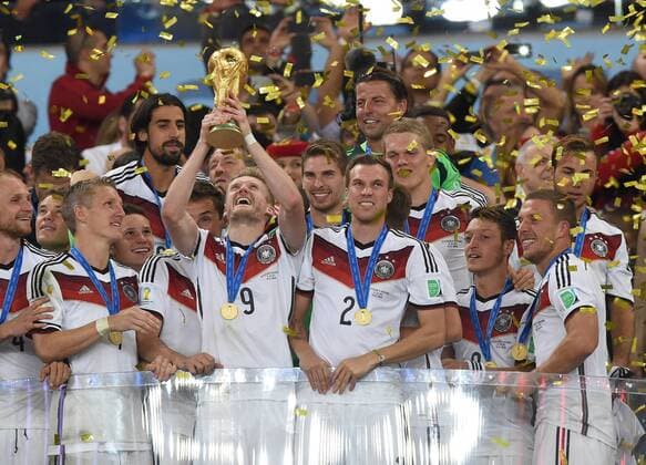 FUSSBALL WM 2014 FINALE Deutschland 13.07.2014 DEUTSCHLAND FEIERT DEN WM TITEL: Benedikt Höwedes, Bastian Schweinsteiger, Andre Schürrle, Kevin Grosskreutz, Matthias Ginter, Mesut Özil und Lukas Podolski (v.l.) jubeln mit dem WM Pokal