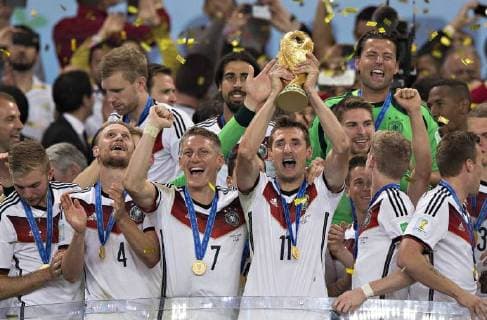 Rio de Janeiro, 13.07.2014, Estadio do Maracana Bastian Schweinsteiger (Deutschland) und Miroslav Klose (Deutschland) mit Pokal