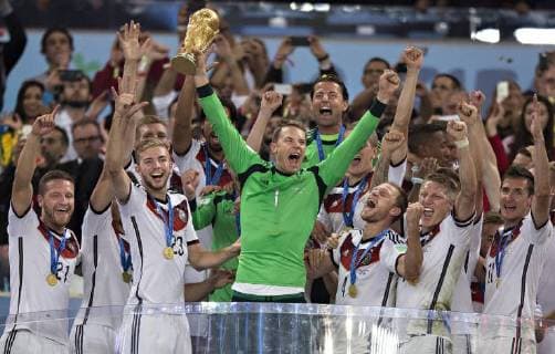 Rio de Janeiro, 13.07.2014, Estadio do Maracana Torwart Manuel NEUER (Deutschland) mit Pokal - Christoph Kramer (Deutschland), Shkodran Mustafi (Deutschland), Benedikt Höwedes (Deutschland), Bastian Schweinsteiger (Deutschland), Miroslav Klose (Deutschland)