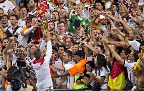 Rio de Janeiro, 13.07.2014, Estadio do Maracana Lukas Podolski (Deutschland) feiert mit den Fans Deutschland