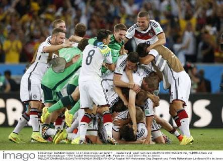 , Deutschland jubelt nach dem Abpfiff mit MERTESACKER Per, HUMMELS Mats und Bastian Schweinsteiger - FIFA Fussball Weltmeisterschaft 2014. Finale am 13.Juli 2014 in Rio de Janeiro 