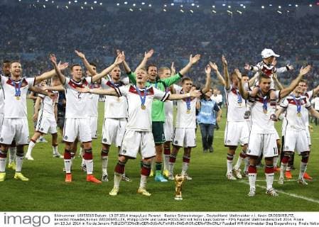 Bastian Schweinsteiger , Deutschland Weltmeister v.l. Kevin GROSSKREUTZ, Benedikt Höwedes,Roman WEIDENFELLER, Philipp LAHM und Lukas PODOLSKI mit Sohn Louis Gabriel - FIFA Fussball Weltmeisterschaft 2014. Finale am 13.Juli 2014 in Rio de Janeiro 