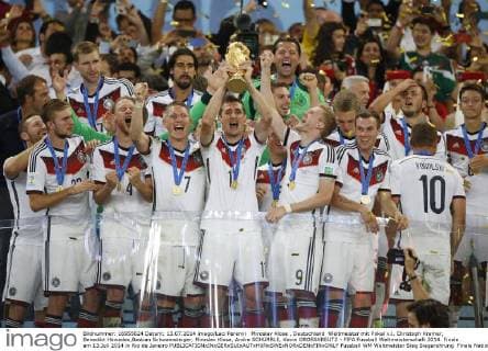 Miroslav Klose , Deutschland Weltmeister mit Pokal v.l. Christoph Kramer, Benedikt Höwedes,Bastian Schweinsteiger, Miroslav Klose, Andre SCHÜRRLE, Kevin GROSSKREUTZ - FIFA Fussball Weltmeisterschaft 2014. Finale am 13.Juli 2014 in Rio de Janeiro 