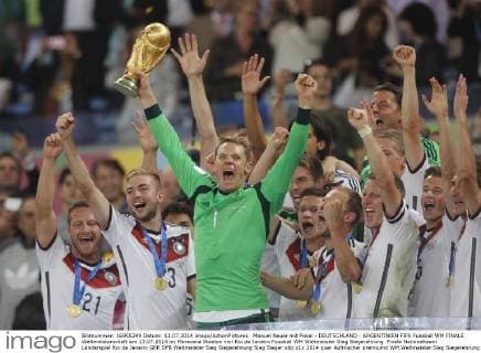 Manuel Neuer mit Pokal - DEUTSCHLAND - ARGENTINIEN FIFA Fussball WM FINALE Weltmeisterschaft am 13.07.2014 im Maracana Stadion von Rio de Janeiro