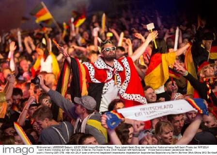 Fans jubeln beim Sieg der deutschen Nationalmanschaft beim Finale der WM 2014 beim Public Viewing auf der Fanmeile in Berlin. Fanmeile Finale 2014
