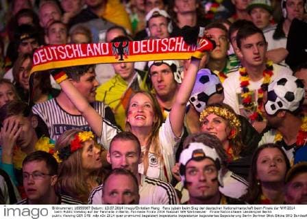 Fans jubeln beim Sieg der deutschen Nationalmanschaft beim Finale der WM 2014 beim Public Viewing auf der Fanmeile in Berlin. Fanmeile Finale 2014