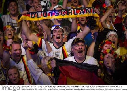 Fans jubeln beim Sieg der deutschen Nationalmanschaft beim Finale der WM 2014 beim Public Viewing auf der Fanmeile in Berlin. Fanmeile Finale 2014