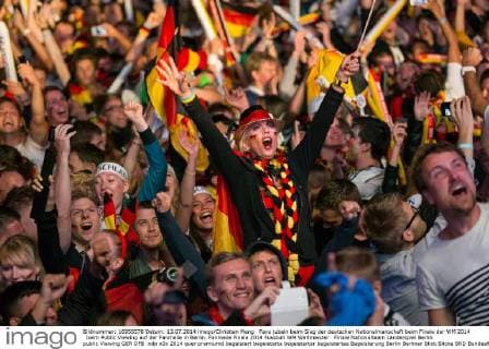 Fans jubeln beim Sieg der deutschen Nationalmanschaft beim Finale der WM 2014 beim Public Viewing auf der Fanmeile in Berlin. Fanmeile Finale 2014