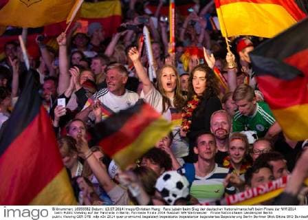 Fans jubeln beim Sieg der deutschen Nationalmanschaft beim Finale der WM 2014 beim Public Viewing auf der Fanmeile in Berlin. Fanmeile Finale 2014