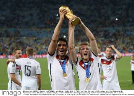 Andre Schürrle (GER) und Mats Hummels (GER) mit dem WM-Pokal Deutschland - Argentinien, Finale, WM 2014, 13.07.2014 EP_CEZ