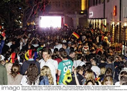 DEU; Deutschland, Stuttgart, 13.07.2014 - Die deutsche Fussball-Nationalmannschaft ist zum vierten Mal Weltmeister. - Impressionen aus Stuttgart - Public Viewing