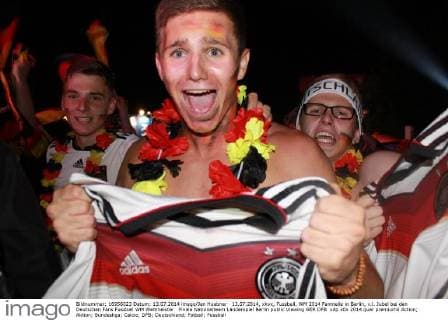13.07.2014, xkvx, Fussball, WM 2014 Fanmeile in Berlin, v.l. Jubel bei den Deutschen Fans