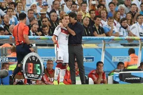 Bundestrainer Joachim Jogi LÖW,LÖW (GER) mit Mario GÖTZE;GÖTZE (GER) vor Einwechslung,Aktion. Deutschland (GER))-Argentinien (ARG) 1-0 n.V Finale,Final,Spiel 64, am 13.07.2014 in Rio de Janeiro. Fussball Weltmeisterschaft 2014 in Brasilien vom 12.06. - 13.07.2014.