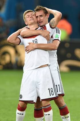 Schlussjubel Toni KROOS (GER) mit Miroslav KLOSE (GER),Jubel,Freude,Begeisterung,Aktion,Umarmung. Deutschland (GER) - Argentinien (ARG) 1-0 n.V Finale,Final,Spiel 64, am 13.07.2014 in Rio de Janeiro. Fussball Weltmeisterschaft 2014