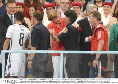 Bundeskanzlerin Angela MERKEL gratuliert ,umarmt Bundestrainer Joachim Jogi LÖW,LÖW (GER),Siegerehrung,Ehrentribuene. Deutschland (GER) - Argentinien (ARG) 1-0 n.V Finale,Final,Spiel 64, am 13.07.2014 in Rio de Janeiro. Fussball Weltmeisterschaft 2014