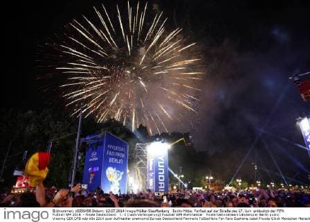 Berlin-Mitte: Fanfest auf der Straße des 17. Juni anlässlich der FIFA Fußball WM 2014. - Finale Deutschland 1: 0 (nach Verlängerung)