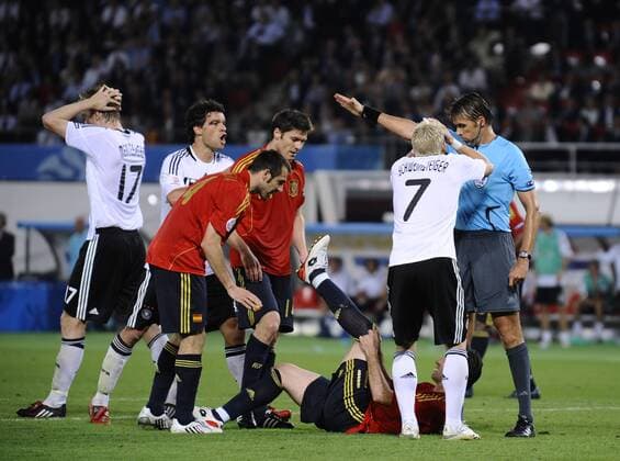 SCHWEINSTEIGER Bastian Team Deutschland und Schiedsrichter ROSETTI Roberto ITA UEFA Fussball Europameisterschaften 2008 in der Schweiz und Oesterreich. Finale in Wien im Ernst Happel Stadion Deutschland-Spanien 0:1 