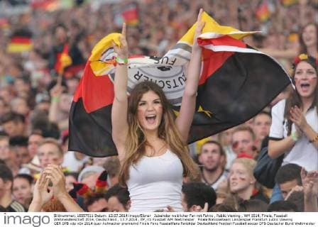 Jubelnder weiblicher Fan mit Fahne , Public Viewing , WM 2014, Finale, Fussball Weltmeisterschaft 2014, Deutschland , 13.7.2014 , EP_rrz