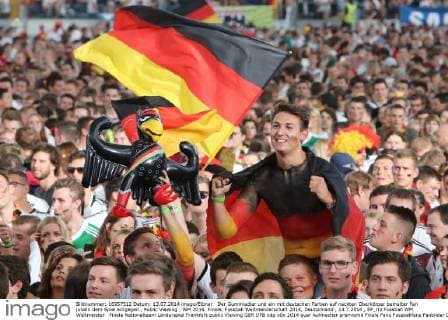 Der Gummiadler und ein mit deutschen Farben auf nackten Oberkörper bemalter Fan jubeln dem Spiel entgegen , Public Viewing , WM 2014, Finale, Fussball Weltmeisterschaft 2014, Deutschland , 13.7.2014 , EP_rrz
