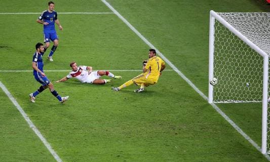 RIO DE JANEIRO, July 13, 2014 (Xinhua) -- Germany s Mario Götze (2nd R) shoots a goal during the extra time of the final match between Germany and Argentina of 2014 FIFA World Cup at the Estadio do Maracana Stadium in Rio de Janeiro, Brazil, on July 13, 2014. Germany won 1-0 over Argentina after 120 minutes and took its fourth World Cup title on Sunday. (Xinhua Li Ming)(rh) (EDITOR CHOICE)(SP)BRAZIL-RIO DE JANEIRO-WORLD CUP 2014-FINAL-GERMANY VS ARGENTINA 