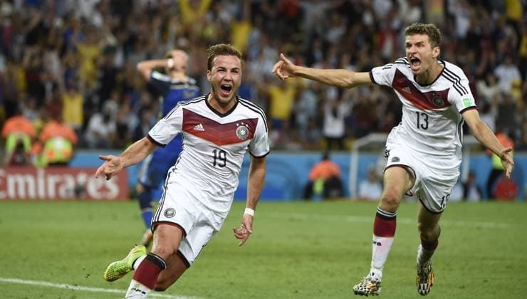 RIO DE JANEIRO, July 13, 2014 (Xinhua) -- Germany s Mario Götze (L) celebrates his goal with Thomas Müller during the extra time of the final match between Germany and Argentina of 2014 FIFA World Cup at the Estadio do Maracana Stadium in Rio de Janeiro, on July 13, 2014. (Xinhua Yang Lei)(rh) (SP)-RIO DE JANEIRO-WORLD CUP 2014-FINAL-GERMANY VS ARGENTINA 