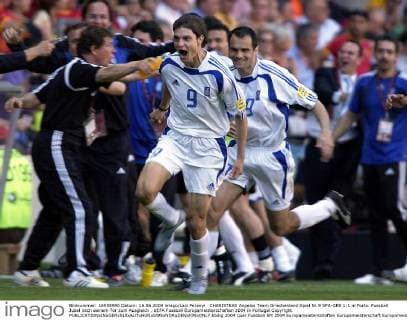 CHARISTEAS Angelos Team Griechenland Spiel Nr.9 SPA-GRE 1:1 in Porto. Fussball Jubel nach seinem Tor zum Ausgleich . UEFA Fussball Europameisterschaften 2004 in Portugal Copyright 