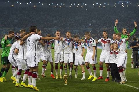 Weltmeister Deutschland tanzt um den Pokal 13 07 2014 xOSVALDOxAGUILARx 