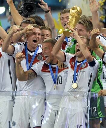 13.07.2014, Fussball WM 2014 - Finale: - Deutschland - Argentinien in Rio de Janeiro, Maracana Stadion. Philipp Lahm (Deutschland) stemmt den Weltmeister Pokal in die Höhe. Erik Durm (Deutschland), Mario Götze (Deutschland), Lukas Podolski (Deutschland), Philipp Lahm (Deutschland), Torwart Ron-Robert Zieler (Deutschland) und Toni Kroos (Deutschland), 