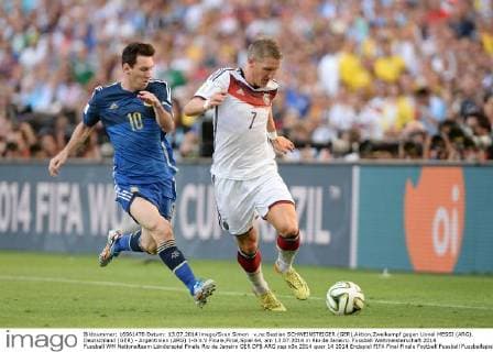 v.re:Bastian SCHWEINSTEIGER (GER),Aktion,Zweikampf gegen Lionel MESSI (ARG). Deutschland (GER) - Argentinien (ARG) 1-0 n.V Finale,Final,Spiel 64, am 13.07.2014 in Rio de Janeiro. Fussball Weltmeisterschaft 2014