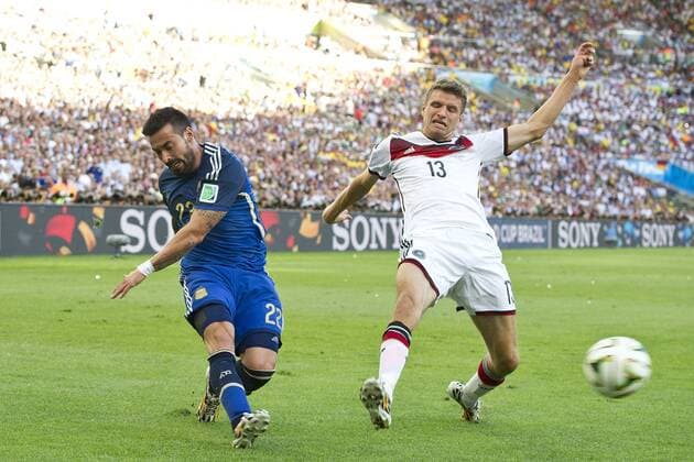 Ezequiel LAVEZZI (ARG), links, im Zweikampf mit Thomas MUELLER (MÜLLER) (GER), Aktion, Deutschland (GER) - Argentinien (ARG) , Finale, Spiel 64, am 13.07.2014 in Rio de Janeiro; Deutschland ist Weltmeister Fussball Weltmeisterschaft 2014