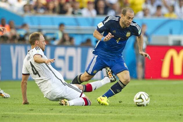 Benedikt HÖWEDES (GER), links, im Zweikampf mit Pablo ZABALETA (ARG), Aktion, Deutschland (GER) - Argentinien (ARG) , Finale, Spiel 64, am 13.07.2014 in Rio de Janeiro; Deutschland ist Weltmeister Fussball Weltmeisterschaft 2014
