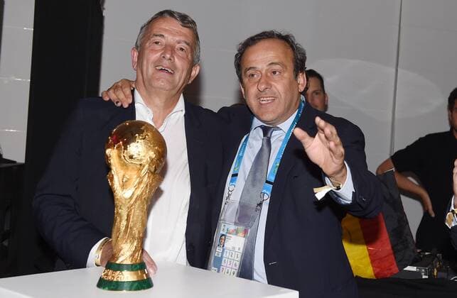 Feiern: DFB-Präsident Wolfgang Niersbach zusammen mit Gratulant und UEFA - Präsident Michel PLATINI (r.) Vorne: der Weltpokal. DFB-WM Party Gala Feier nach dem Finale im Hotel Sheraton Rio de Janeiro. - Deutschland - Argentinien, Finale, Fussball Weltmeisterschaft 2014,Rio de Janeiro, 13.07.2014- Germany vs. Argentina- FIFA- Soccer World Cup 2014 - poolphoto
