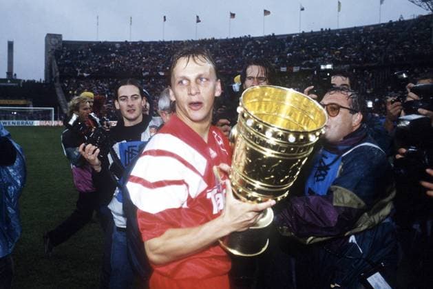 Andreas THOM, Deutschland, Fussball, Bayer 04 Leverkusen, mit dem DFB Pokal, QF umringt von Fotografen, DFB Pokal Finale Bayer Leverkusen - Hertha BSC II Amateure 1:0, am 12.06.1993.