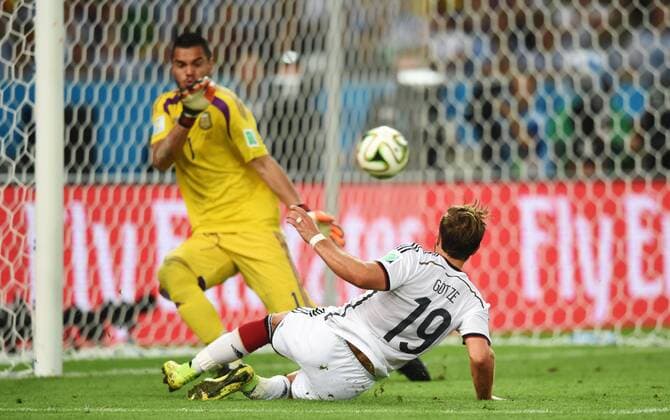 Mario Götze, DFB 19 Torschuss, schiesst das Tor zum 1-0 gegen Sergio ROMERO, ARG 1 PUBLICATION ONLY IN GERMANY DEUTSCHLAND - ARGENTINIEN 1-0 n.V. FIFA Fussball WM FINALE Weltmeisterschaft am 13.07.2014 im Maracana Stadion von Rio de Janeiro