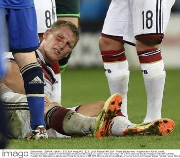 13.07.2014, Fussball WM 2014 - Finale: Deutschland - Argentinien in Rio de Janeiro, Maracana Stadion. Bastian Schweinsteiger (Deutschland) verletzt am Boden. Unter dem Auge hat er eine blutende Wunde. 