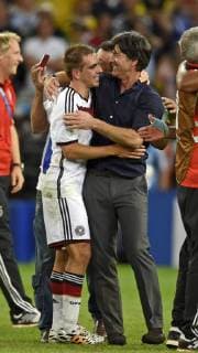 13.07.2014, Fussball WM 2014 - Finale: Deutschland - Argentinien in Rio de Janeiro, Maracana Stadion. Schlussjubel der Deutschen nach dem Triumph. v.li: Philipp Lahm (Deutschland) und Bundestrainer Joachim Löw (Deutschland) liegen sich in den Armen. 