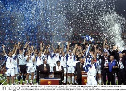 EUROPAMEISTER 2004 Team Griechenland Manschaft Siegeehrung Finale Griechenland - Portugal 1: 0 in Lissabon. Fussball Jubel mit Pokal. UEFA Fussball Europameisterschaften 2004 in Portugal Copyright 