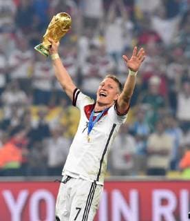 FUSSBALL WM 2014 FINALE Deutschland - Argentinien 13.07.2014 DEUTSCHLAND FEIERT DEN WM TITEL: Bastian Schweinsteiger jubelt mit dem WM Pokal