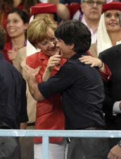 13.07.2014, Fussball WM 2014 - Finale: - Deutschland - Argentinien in Rio de Janeiro, Maracana Stadion. Sigerehrung der Weltmeister, Bundeskanzlerin Angela Merkel (li, Deutschland) gratuliert Bundestrainer Joachim Löw (Deutschland) zum Weltmeistertitel. 