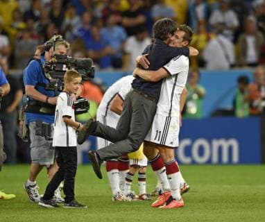 13.07.2014, Fussball WM 2014 - Finale: - Deutschland - Argentinien in Rio de Janeiro, Maracana Stadion. Miroslav Klose (re, Deutschland) umarmt nach dem Spiel Bundestrainer Joachim Löw (Deutschland). 