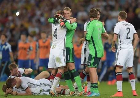 13.07.2014, xbtx, Fussball WM 2014, Finale Deutschland - Argentinien, v.l. Benedikt Höwedes (Deutsche Fussball Nationalmannschaft DFB), Manuel Neuer (Deutsche Fussball Nationalmannschaft DFB), Roman Weidenfeller (Deutsche Fussball Nationalmannschaft DFB), Kevin Grosskreutz (Deutsche Fussball Nationalmannschaft DFB) jubeln jubelt nach Spielende.